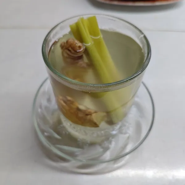 Tuangkan rebusan wedang jahe ke dalam gelas saji.