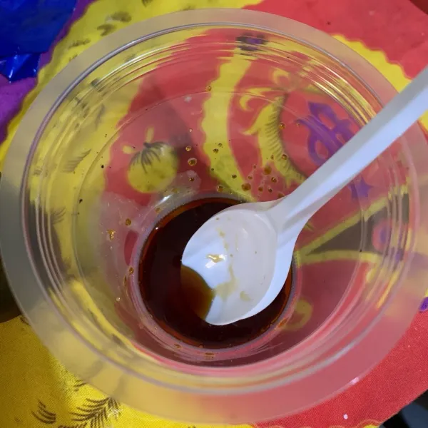 Masukkan gula merah ke dalam gelas sesuai selera.