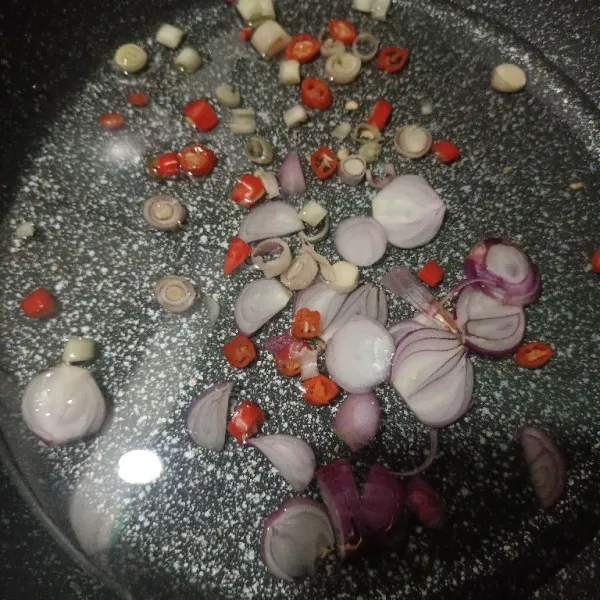 Tambahkan bawang merah, serai, dan cabe rawit.