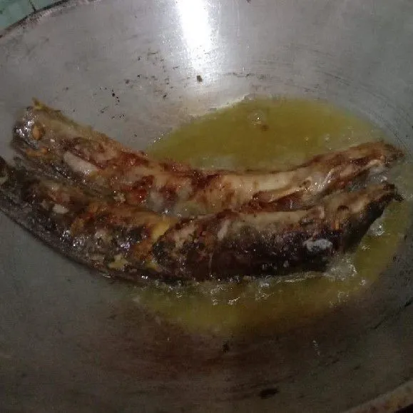 Siapkan minyak, lalu goreng ikan lele hingga matang dan berubah warna menjadi keemasan.