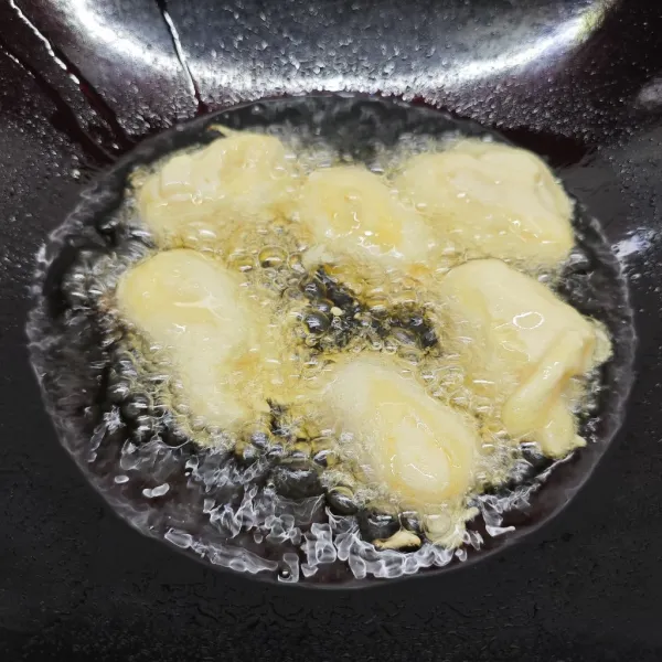 Goreng tape sampai berubah warna menjadi kecokelatan dan matang di kedua sisinya. Angkat dan sajikan.