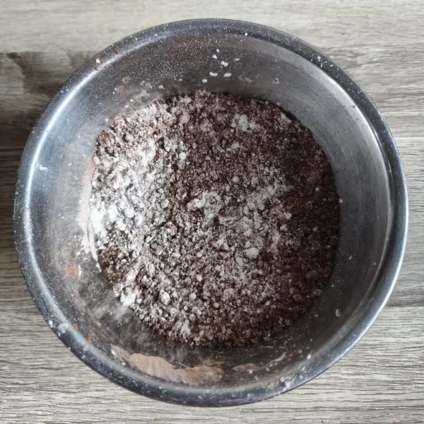 Ayak tepung terigu, tepung maizena, baking powder, baking soda, dan cokelat bubuk.