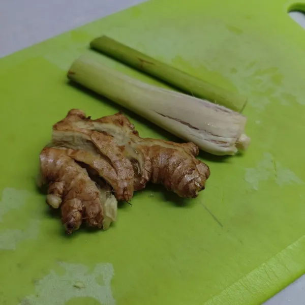 Cuci bersih serai dan jahe, lalu geprek.