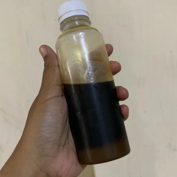 Campurkan gula pasir, garam daun pandan, gula merah, dan air secukupnya sebagai bahan kuah gula merah, lalu biarkan hangat dan masukkan ke dalam wadah dan biarkan di kulkas.