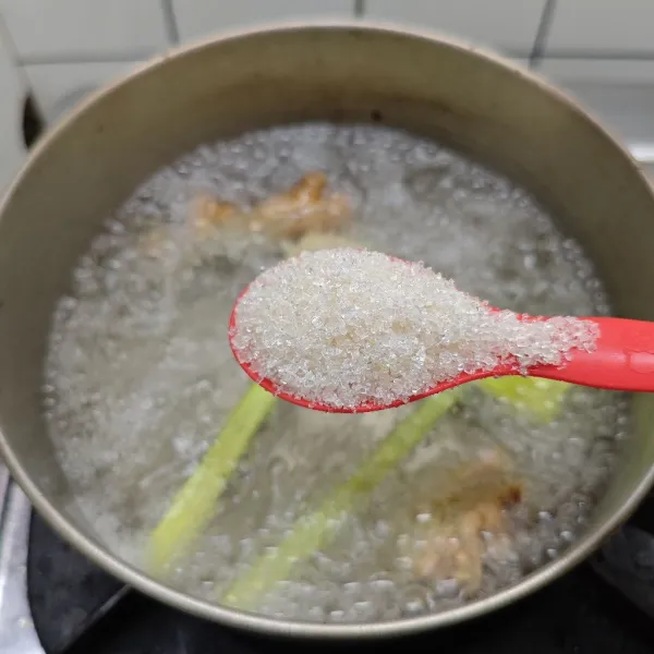 Masukkan gula pasir, lanjut masak sampai gula larut.