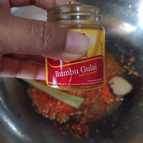 Tambahkan bumbu gulai bubuk. Aduk rata.