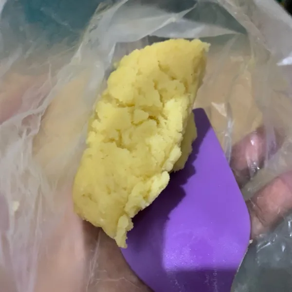 Masukkan adonan ke plastik segitiga yang ujungnya sudah diberi corong cetakan.