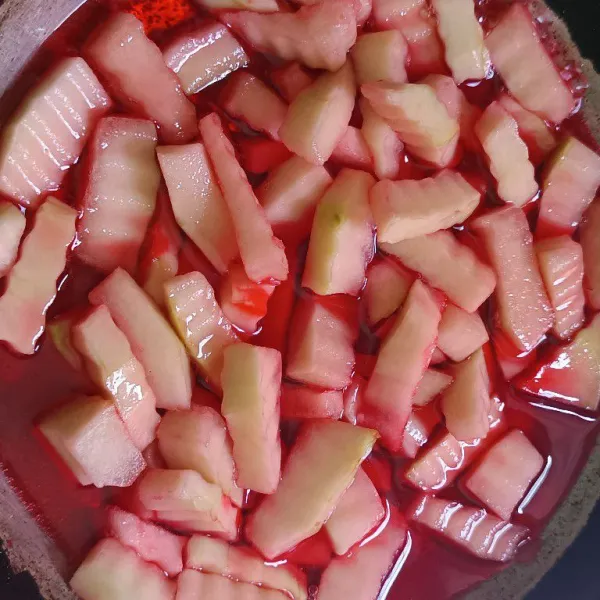 Setelah mendidih, tambahkan pewarna makanan dan citrun, lalu aduk sampai rata dan masukkan kulit semangka.
