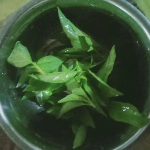 Cuci bersih daun kemangi dengan air mengalir dan tiriskan.