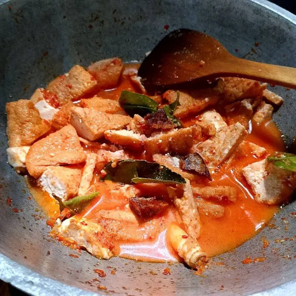 Masukkan tahu dan air, lalu aduk sampai merata dan bumbui dengan gula pasir, garam, dan kaldu bubuk.