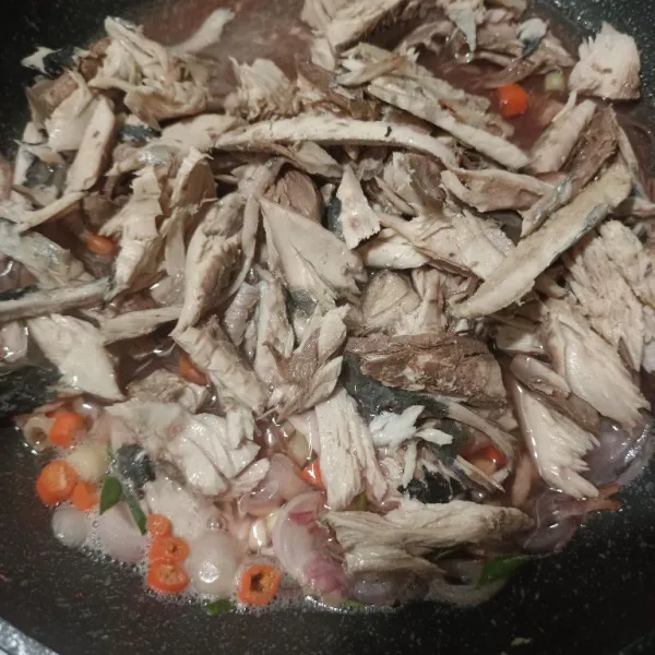 Jika sudah mendidih, masukkan ikan tongkol yang sudah disuwir, lanjut masak hingga air menyusut.