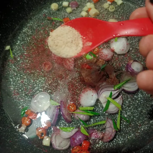 Masukkan kaldu bubuk.