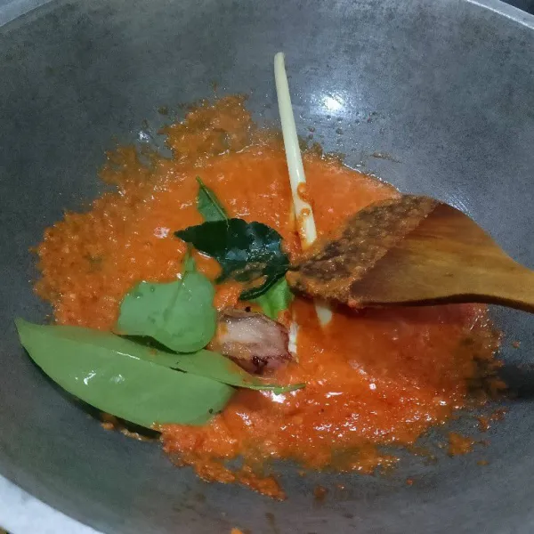Tumis cabe merah, kemiri, bawang putih, dan bawang merah sebagai bumbu halus, lalu tambahkan serai, kaldu bubuk, lengkuas, daun salam, dan daun jeruk sebagai bumbu aromatik. Tumis sampai matang.