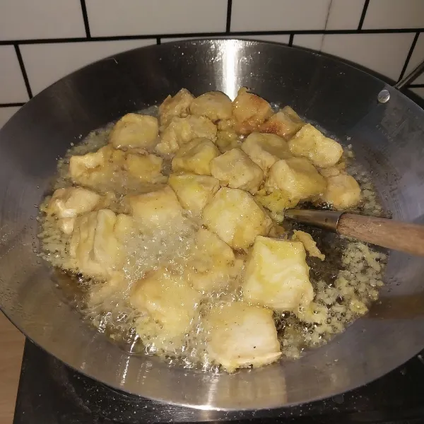 Setelah disiram adonan tepung, langsung balik-balik tahu dengan sutil agar tidak lengket.