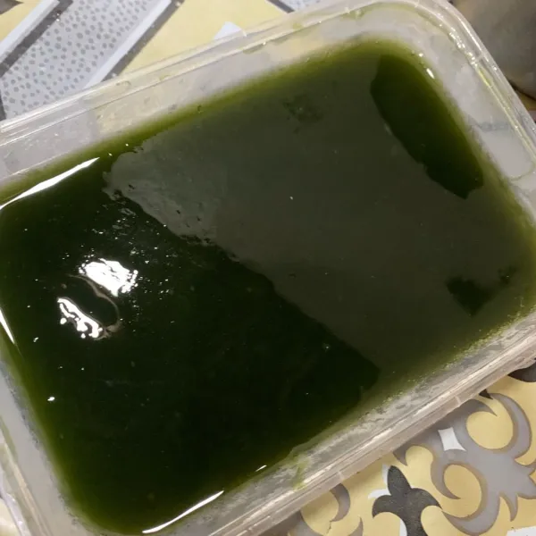 Peras daun cincau, lalu tuangkan air matang dan saring, lalu letakkan di wadah. Biarkan mengeras dan  simpan di kulkas semalaman.