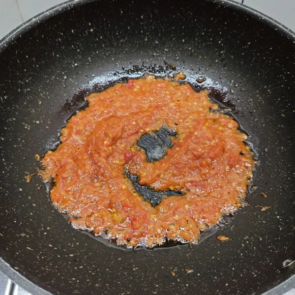 Tumis dengan sedikit minyak goreng sampai harum.