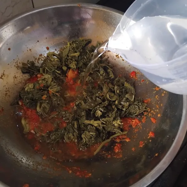 Tambahkan air, lalu aduk dan masak biarkan air sedikit menyusut.