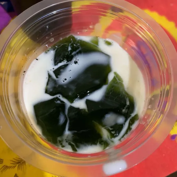 Tuangkan susu cair ke dalam gelas.