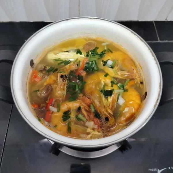 Taburkan daun bawang, lalu angkat dan tiriskan.