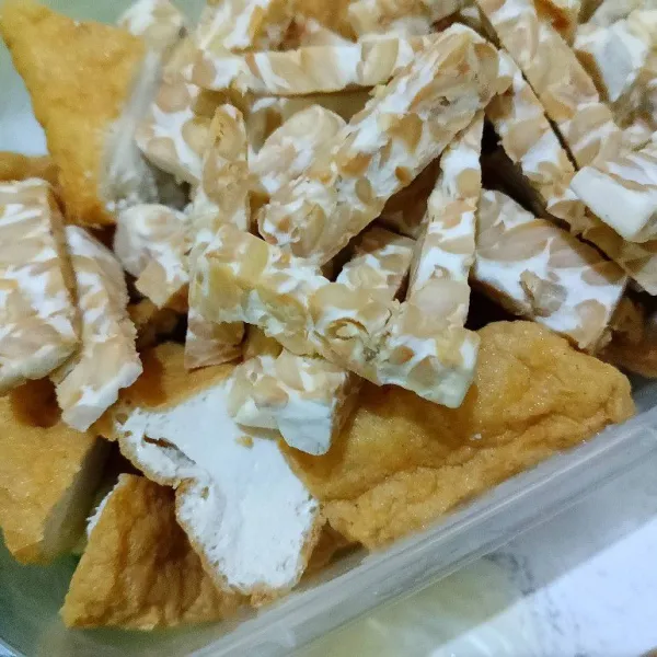 Potong-potong tahu dan tempe sesuai selera.