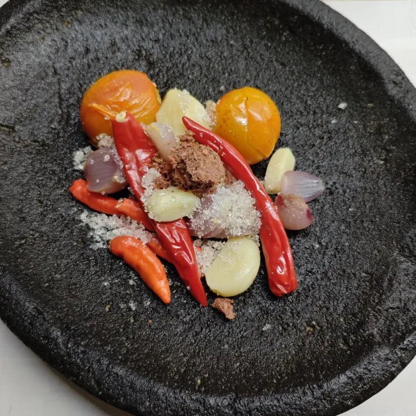 Haluskan semua kukusan menggunakan ulekan.