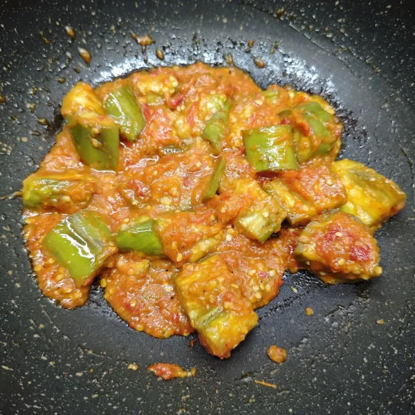 Aduk sampai rata sambil koreksi rasa sesuai selera. Angkat dan sajikan.