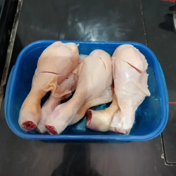 Cuci bersih ayam, lalu kerat-kerat ayam sesuai selera.