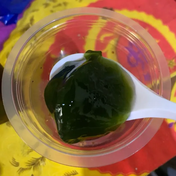 Tambahkan es batu dan cincau hijau.