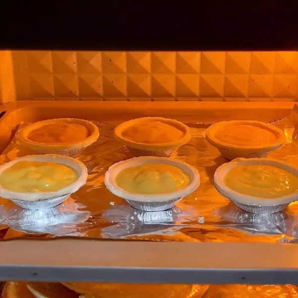 Panaskan oven pada suhu 200°C. Panggang tart selama 25 menit atau sampai permukaannya naik dan berubah menjadi cokelat keemasan