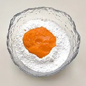 Campurkan 55 gr puree wortel, 100 gr tepung terigu, dan 1 gr ragi instan. Aduk dan uleni hingga menjadi gumpalan adonan