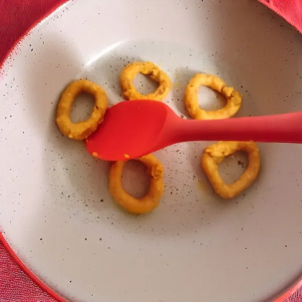 Panaskan wajan dengan api kecil, lalu piping adonan menjadi bentuk lingkaran kecil. Masak bagian bawah selama 3 menit hingga mulai mengeras