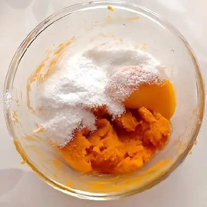 Masukkan 40 gr labu halus, 20 gr apel cincang, 20 gr tepung beras, dan 1 kuning telur ke dalam mangkuk