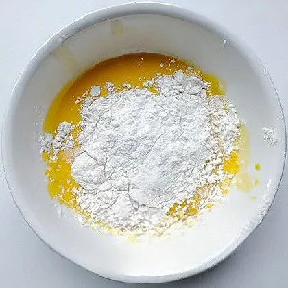 Masukkan 30 gr tepung terigu protein rendah ke dalam adonan. Aduk hingga halus dan tidak bergerindil