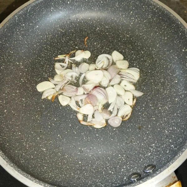 Tumis bawang merah dan bawang putih sampai harum dan layu.