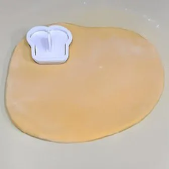 Gilas adonan hingga tipis