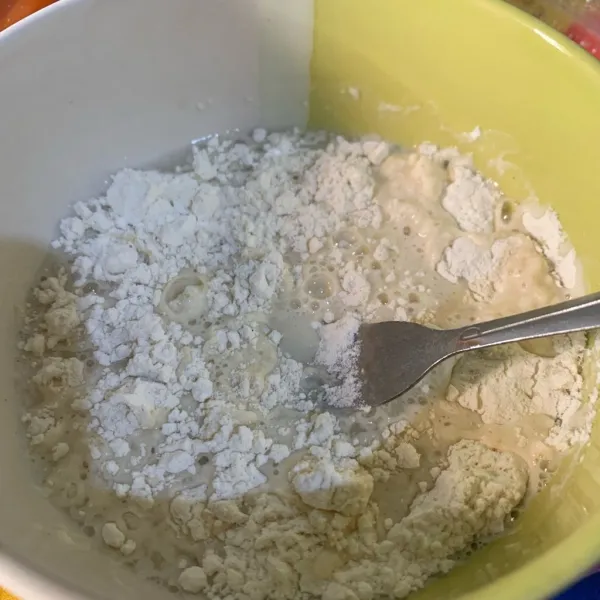 Beri air sedikit demi sedikit hingga membentuk adonan kental sedang. Beri garam dan kaldu bubuk