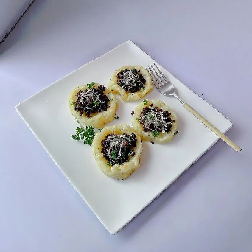 Cheesy Beef Potato Cups