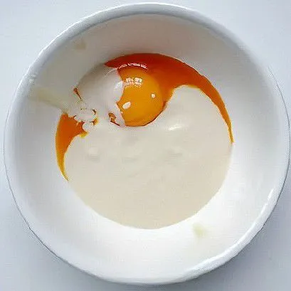 Masukkan 2 kuning telur, 2 sdm gula pasir dan 80 gr yogurt ke dalam mangkuk bersih yang bebas minyak. Aduk hingga rata