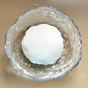 Campurkan 85 gr tepung ketan dengan 65 ml air hangat, aduk hingga menggumpal lalu uleni sampai menjadi adonan yang lembut dan kalis