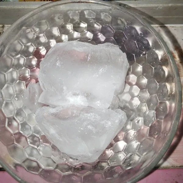 Masukkan es batu secukupnya ke dalam mangkuk.