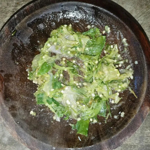 Kemudian ulek dan tambahkan garam, gula pasi,r dan penyedap rasa.