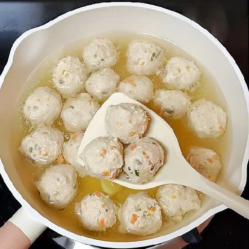 Didihkan 1500 ml air dalam panci, masukkan 5 gr jahe untuk menghilangkan bau amis. Masukkan bakso ke dalam air mendidih. Rebus dengan api sedang hingga bakso mengapung dan matang