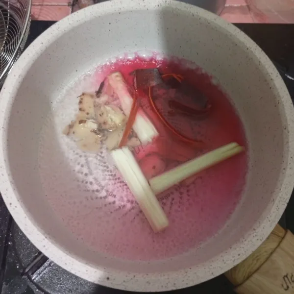 Masukkan bahan jamu ke dalam panci, beri air