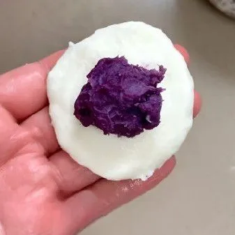 Ambil sekitar 25–30 gr adonan, pipihkan, lalu beri isian 10–12 gr pasta ubi ungu