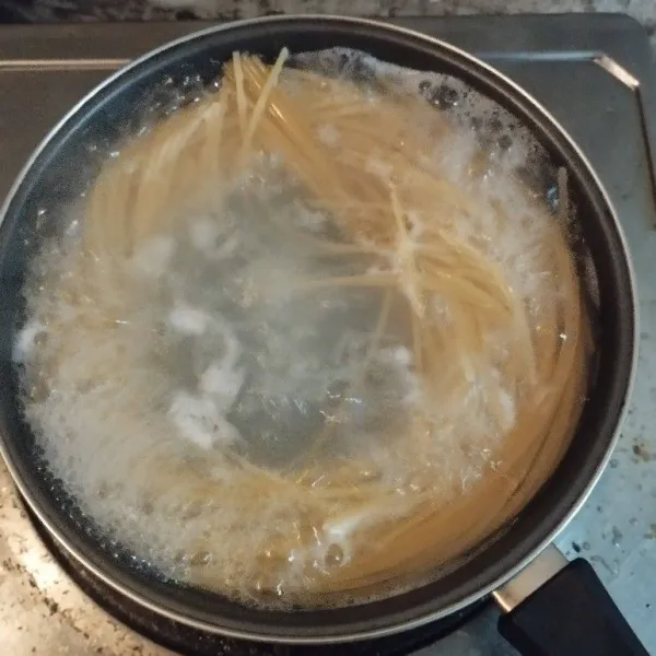 Rebus spaghetti dengan sedikit minyak selama kurang lebih 15 menit sampai spaghetti matang. Tiriskan.