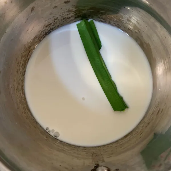 Campur bahan santan, masak hingga mendidih sisihkan