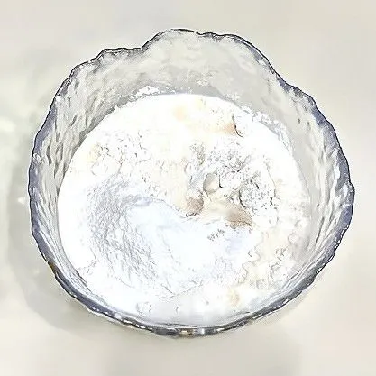 Masukkan 100 gr tepung terigu, 60 ml susu cair, 1 sdm gula pasir dan 1 gr ragi instan ke mangkuk lain. Aduk hingga tercampur