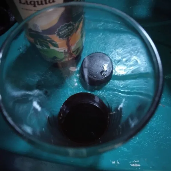 Siapkan gelas saji, masukkan gula aren cair.