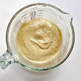 Tambahkan 1 sdm gula halus, aduk rata