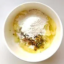 Masukkan kentang tumbuk, wortel cincang, brokoli cincang, dan tepung terigu ke dalam mangkuk, aduk hingga rata